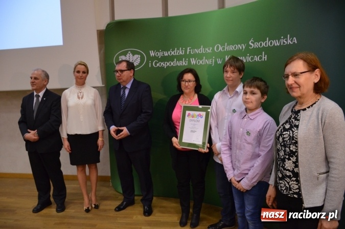 Zdjęcie w galerii na portalu naszraciborz.pl: Wręczono dyplomy laureatom konkursu na utworzenie ekopracowni wiadomości z regionu