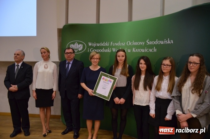 Zdjęcie w galerii na portalu naszraciborz.pl: Wręczono dyplomy laureatom konkursu na utworzenie ekopracowni wiadomości z regionu