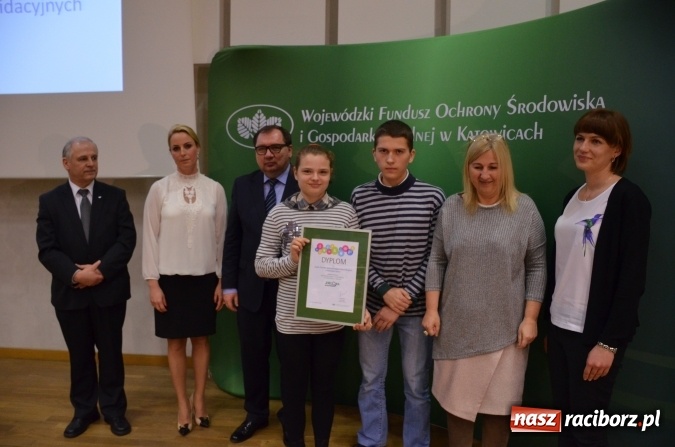 Zdjęcie w galerii na portalu naszraciborz.pl: Wręczono dyplomy laureatom konkursu na utworzenie ekopracowni wiadomości z regionu