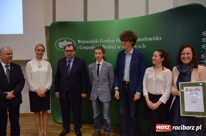 Zdjęcie w galerii na portalu naszraciborz.pl: Wręczono dyplomy laureatom konkursu na utworzenie ekopracowni wiadomości z regionu