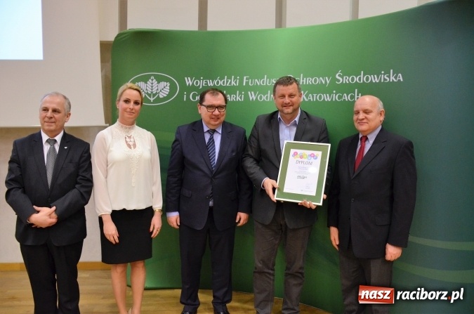 Zdjęcie w galerii na portalu naszraciborz.pl: Wręczono dyplomy laureatom konkursu na utworzenie ekopracowni wiadomości z regionu