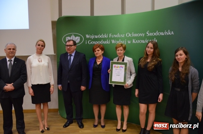 Zdjęcie w galerii na portalu naszraciborz.pl: Wręczono dyplomy laureatom konkursu na utworzenie ekopracowni wiadomości z regionu