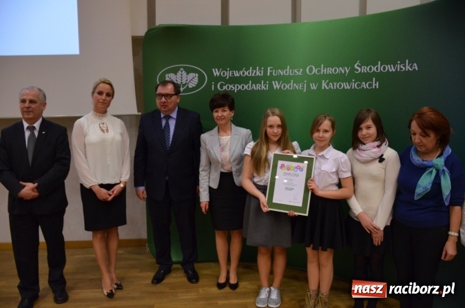 Zdjęcie w galerii na portalu naszraciborz.pl: Wręczono dyplomy laureatom konkursu na utworzenie ekopracowni wiadomości z regionu