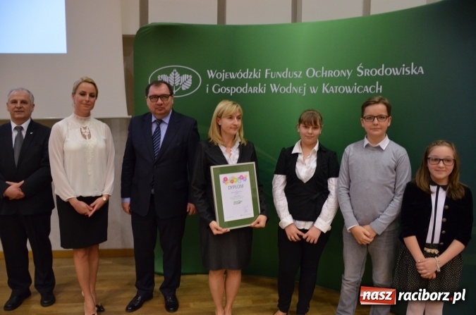 Zdjęcie w galerii na portalu naszraciborz.pl: Wręczono dyplomy laureatom konkursu na utworzenie ekopracowni wiadomości z regionu