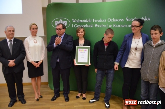 Zdjęcie w galerii na portalu naszraciborz.pl: Wręczono dyplomy laureatom konkursu na utworzenie ekopracowni wiadomości z regionu