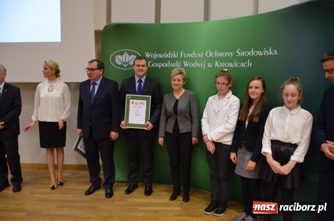 Zdjęcie w galerii na portalu naszraciborz.pl: Wręczono dyplomy laureatom konkursu na utworzenie ekopracowni wiadomości z regionu
