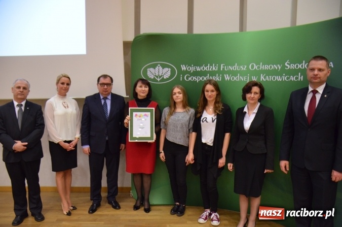 Zdjęcie w galerii na portalu naszraciborz.pl: Wręczono dyplomy laureatom konkursu na utworzenie ekopracowni wiadomości z regionu