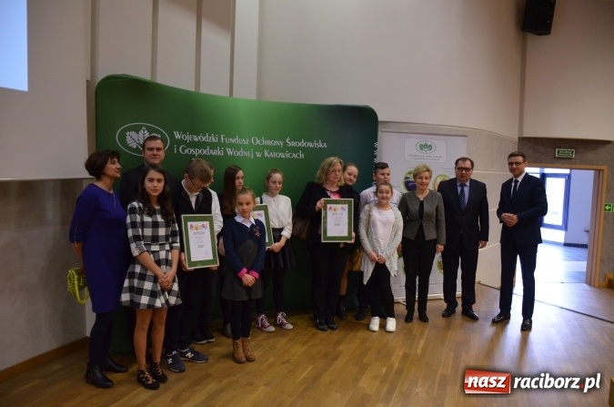 Zdjęcie w galerii na portalu naszraciborz.pl: Wręczono dyplomy laureatom konkursu na utworzenie ekopracowni wiadomości z regionu