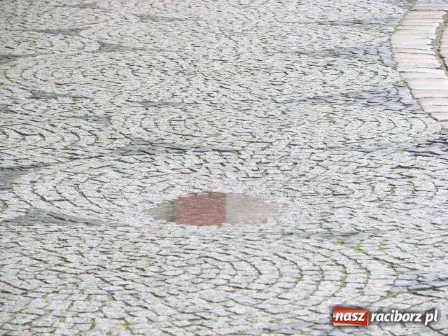 Zdjęcie w galerii na portalu naszraciborz.pl: Kostka brukowa ZMORĄ kobiet wiadomości z regionu