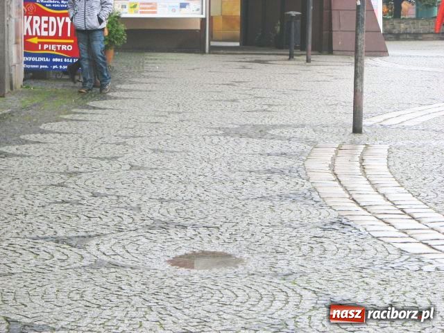 Zdjęcie w galerii na portalu naszraciborz.pl: Kostka brukowa ZMORĄ kobiet wiadomości z regionu