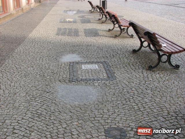 Zdjęcie w galerii na portalu naszraciborz.pl: Kostka brukowa ZMORĄ kobiet wiadomości z regionu