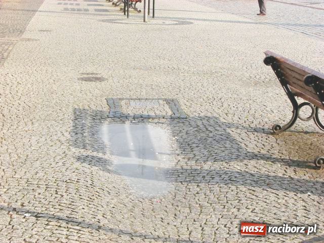 Zdjęcie w galerii na portalu naszraciborz.pl: Kostka brukowa ZMORĄ kobiet wiadomości z regionu