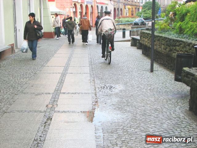 Zdjęcie w galerii na portalu naszraciborz.pl: Kostka brukowa ZMORĄ kobiet wiadomości z regionu