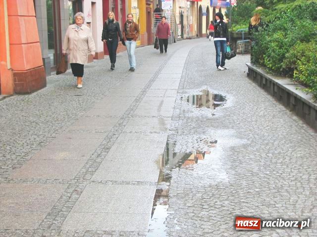 Zdjęcie w galerii na portalu naszraciborz.pl: Kostka brukowa ZMORĄ kobiet wiadomości z regionu