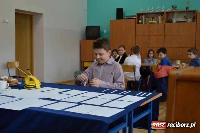 Zdjęcie w galerii na portalu naszraciborz.pl: Mistrzowie literowania spotkali się w SP 4 wiadomości z regionu