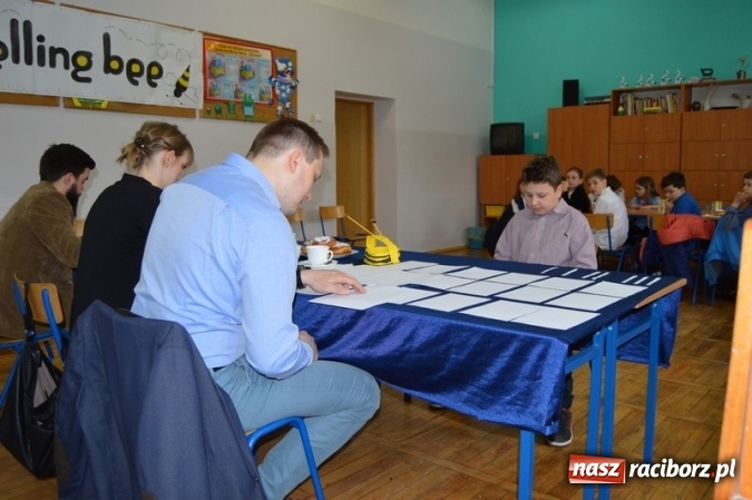 Zdjęcie w galerii na portalu naszraciborz.pl: Mistrzowie literowania spotkali się w SP 4 wiadomości z regionu