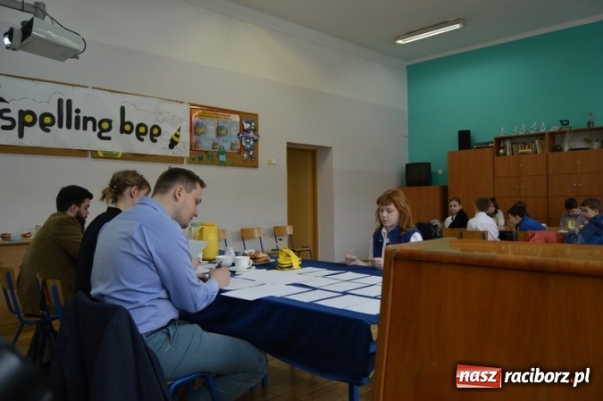 Zdjęcie w galerii na portalu naszraciborz.pl: Mistrzowie literowania spotkali się w SP 4 wiadomości z regionu