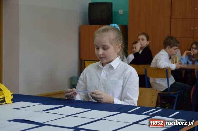 Zdjęcie w galerii na portalu naszraciborz.pl: Mistrzowie literowania spotkali się w SP 4 wiadomości z regionu