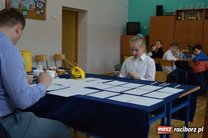 Zdjęcie w galerii na portalu naszraciborz.pl: Mistrzowie literowania spotkali się w SP 4 wiadomości z regionu