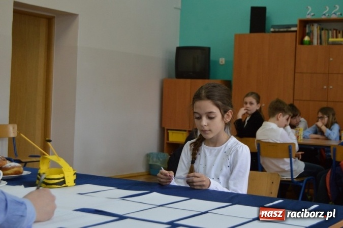 Zdjęcie w galerii na portalu naszraciborz.pl: Mistrzowie literowania spotkali się w SP 4 wiadomości z regionu