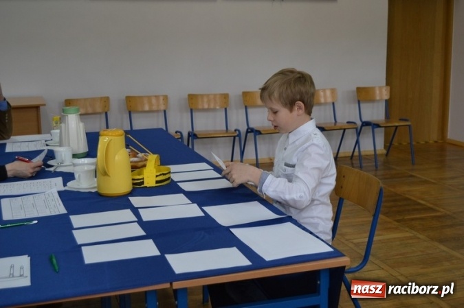 Zdjęcie w galerii na portalu naszraciborz.pl: Mistrzowie literowania spotkali się w SP 4 wiadomości z regionu
