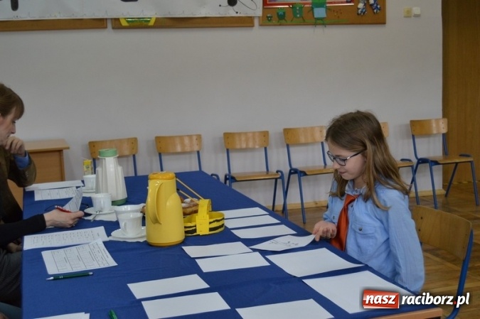 Zdjęcie w galerii na portalu naszraciborz.pl: Mistrzowie literowania spotkali się w SP 4 wiadomości z regionu