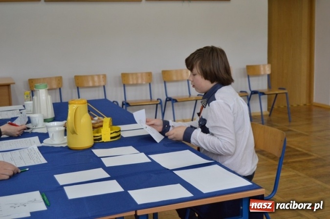 Zdjęcie w galerii na portalu naszraciborz.pl: Mistrzowie literowania spotkali się w SP 4 wiadomości z regionu