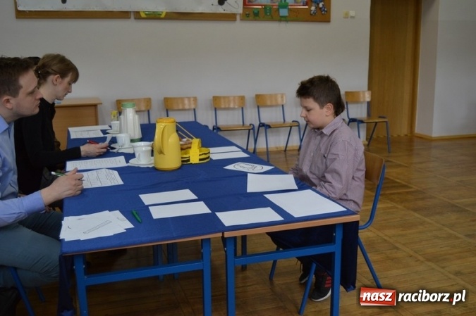 Zdjęcie w galerii na portalu naszraciborz.pl: Mistrzowie literowania spotkali się w SP 4 wiadomości z regionu