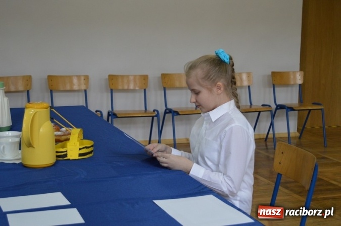 Zdjęcie w galerii na portalu naszraciborz.pl: Mistrzowie literowania spotkali się w SP 4 wiadomości z regionu