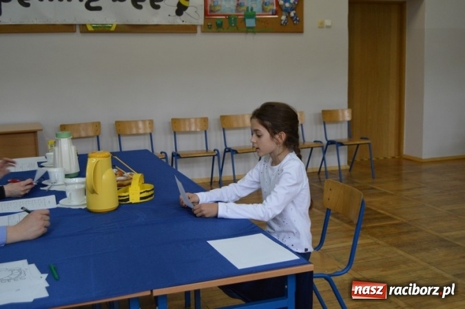 Zdjęcie w galerii na portalu naszraciborz.pl: Mistrzowie literowania spotkali się w SP 4 wiadomości z regionu