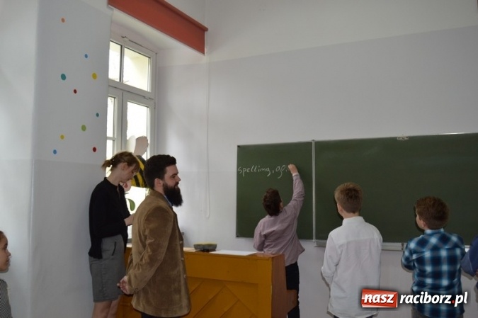 Zdjęcie w galerii na portalu naszraciborz.pl: Mistrzowie literowania spotkali się w SP 4 wiadomości z regionu