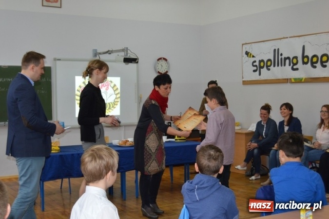 Zdjęcie w galerii na portalu naszraciborz.pl: Mistrzowie literowania spotkali się w SP 4 wiadomości z regionu