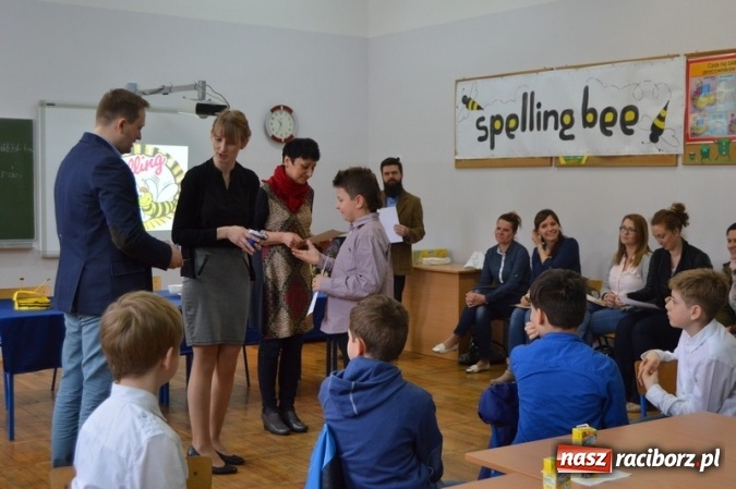 Zdjęcie w galerii na portalu naszraciborz.pl: Mistrzowie literowania spotkali się w SP 4 wiadomości z regionu