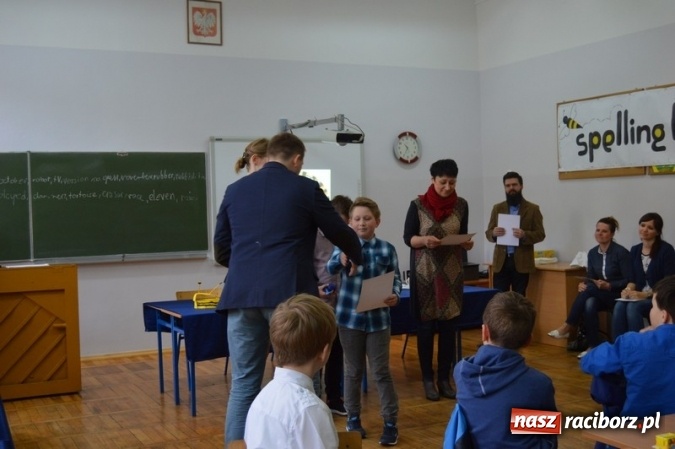 Zdjęcie w galerii na portalu naszraciborz.pl: Mistrzowie literowania spotkali się w SP 4 wiadomości z regionu