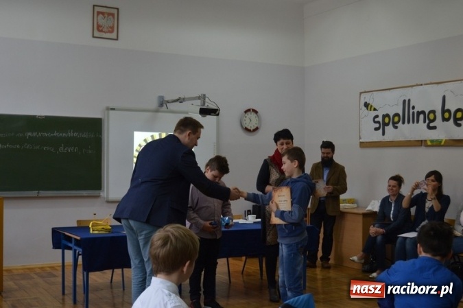 Zdjęcie w galerii na portalu naszraciborz.pl: Mistrzowie literowania spotkali się w SP 4 wiadomości z regionu