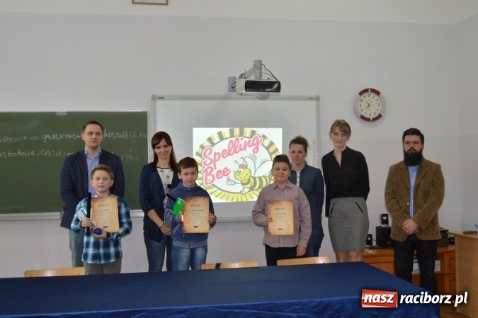 Zdjęcie w galerii na portalu naszraciborz.pl: Mistrzowie literowania spotkali się w SP 4 wiadomości z regionu