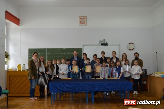 Zdjęcie w galerii na portalu naszraciborz.pl: Mistrzowie literowania spotkali się w SP 4 wiadomości z regionu