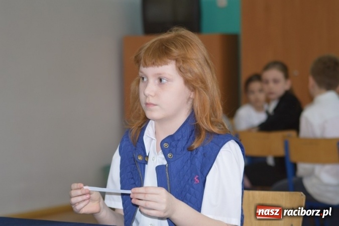 Zdjęcie w galerii na portalu naszraciborz.pl: Mistrzowie literowania spotkali się w SP 4 wiadomości z regionu