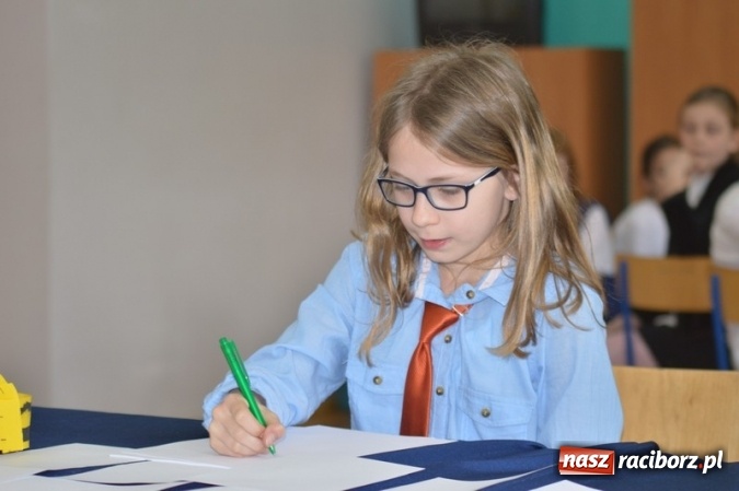 Zdjęcie w galerii na portalu naszraciborz.pl: Mistrzowie literowania spotkali się w SP 4 wiadomości z regionu