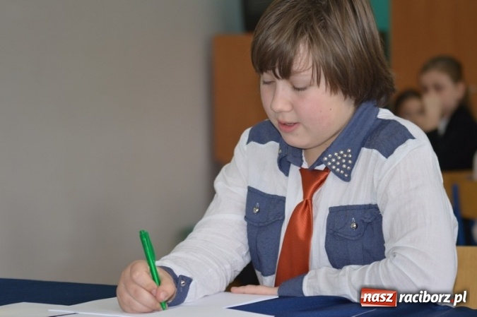 Zdjęcie w galerii na portalu naszraciborz.pl: Mistrzowie literowania spotkali się w SP 4 wiadomości z regionu