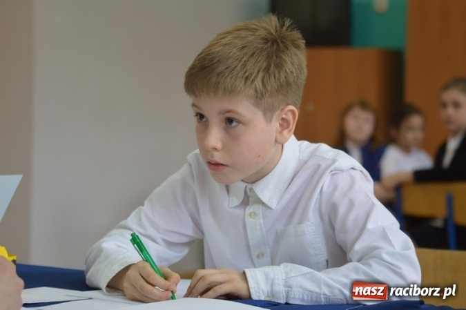 Zdjęcie w galerii na portalu naszraciborz.pl: Mistrzowie literowania spotkali się w SP 4 wiadomości z regionu