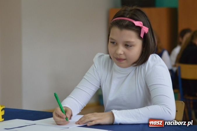 Zdjęcie w galerii na portalu naszraciborz.pl: Mistrzowie literowania spotkali się w SP 4 wiadomości z regionu