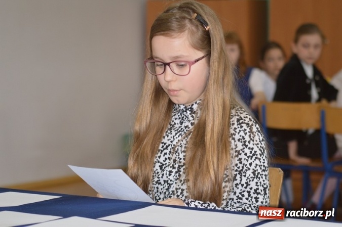 Zdjęcie w galerii na portalu naszraciborz.pl: Mistrzowie literowania spotkali się w SP 4 wiadomości z regionu