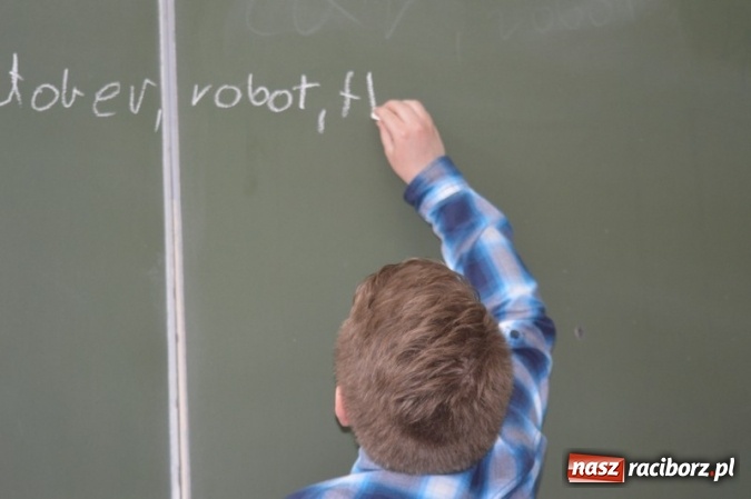 Zdjęcie w galerii na portalu naszraciborz.pl: Mistrzowie literowania spotkali się w SP 4 wiadomości z regionu