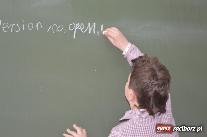 Zdjęcie w galerii na portalu naszraciborz.pl: Mistrzowie literowania spotkali się w SP 4 wiadomości z regionu