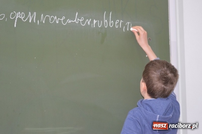 Zdjęcie w galerii na portalu naszraciborz.pl: Mistrzowie literowania spotkali się w SP 4 wiadomości z regionu