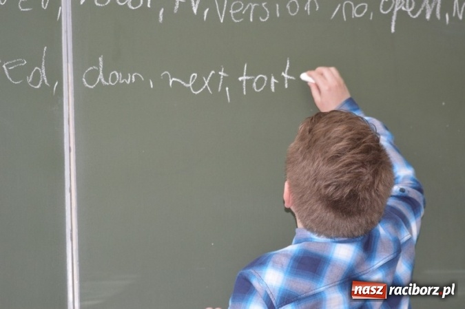 Zdjęcie w galerii na portalu naszraciborz.pl: Mistrzowie literowania spotkali się w SP 4 wiadomości z regionu