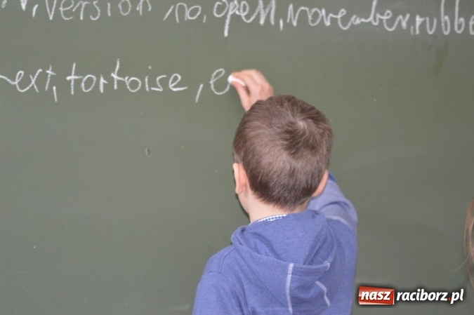 Zdjęcie w galerii na portalu naszraciborz.pl: Mistrzowie literowania spotkali się w SP 4 wiadomości z regionu