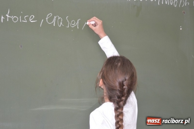 Zdjęcie w galerii na portalu naszraciborz.pl: Mistrzowie literowania spotkali się w SP 4 wiadomości z regionu