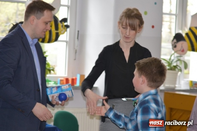 Zdjęcie w galerii na portalu naszraciborz.pl: Mistrzowie literowania spotkali się w SP 4 wiadomości z regionu